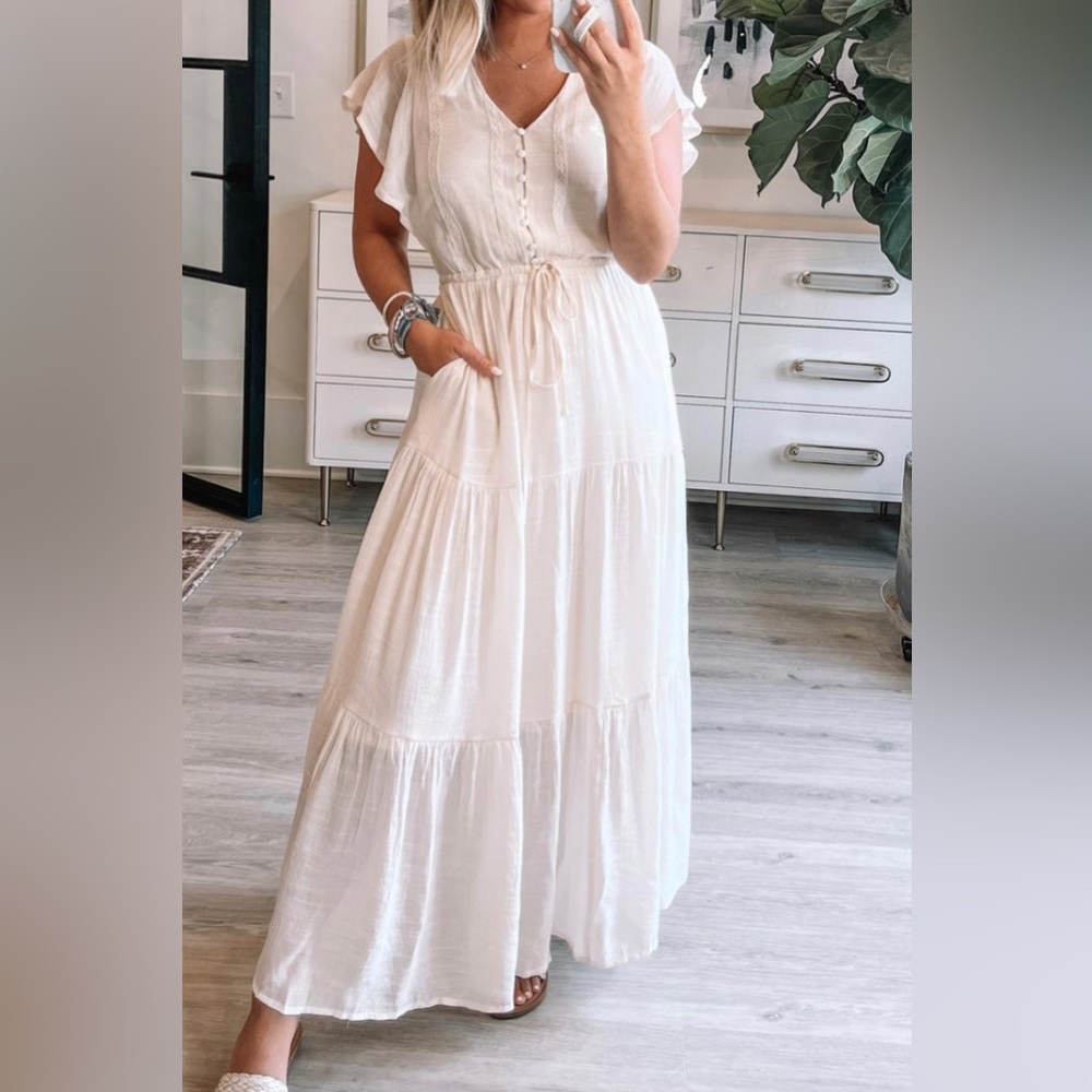 Size medium Listiele boutique dress. Worn once, EUC, cream off white color.
